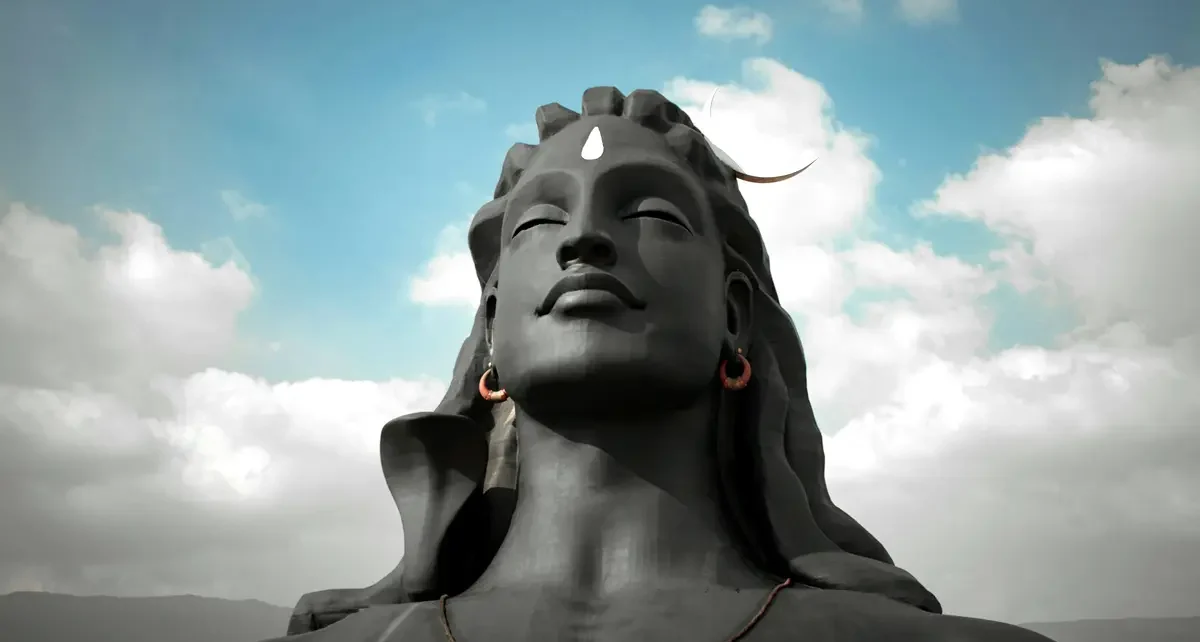 "Devotees at Shiva temple during Sawan month" "Why milk and curd are avoided in Sawan" "Avoiding leafy vegetables in Sawan fast" "Reason for not eating brinjal during Sawan" "Shiva devotees performing rituals in monsoon"