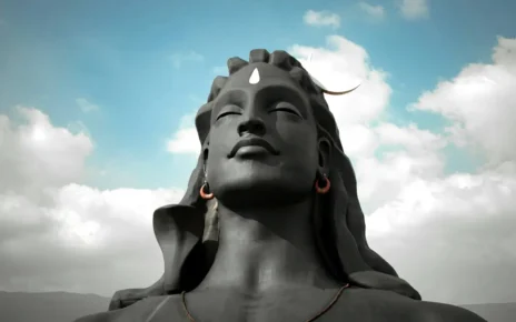 "Devotees at Shiva temple during Sawan month" "Why milk and curd are avoided in Sawan" "Avoiding leafy vegetables in Sawan fast" "Reason for not eating brinjal during Sawan" "Shiva devotees performing rituals in monsoon"